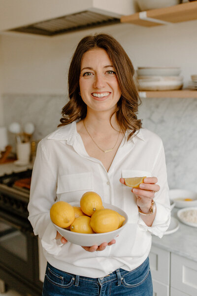 Women with bowl of lemons