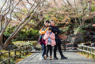 勝尾寺で撮影した海外旅行客の家族集合写真