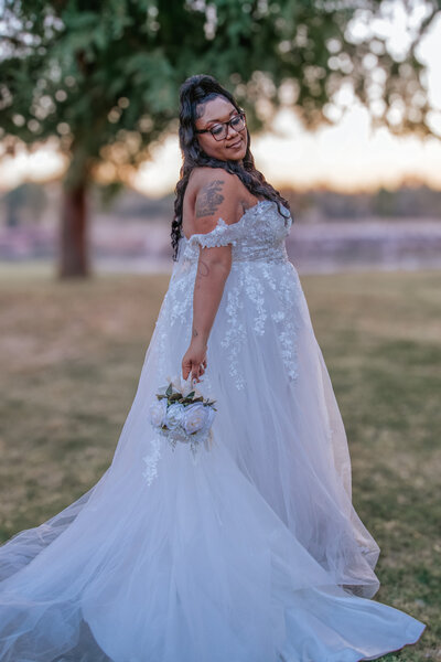 bride poses in arizona wedding
