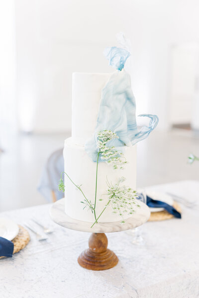 wedding couple cake by wedding photographer minnesota