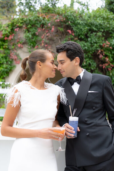 Reportage de mariage durant le vin d'honneur avec des cocktails unique et délicieux