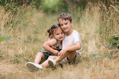 Summer maternity photos at a park in Seattle, Washington. Seattle family and maternity photographer. 