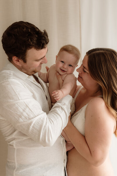 newborn fotograaf - gezinsfotograaf - zwangerschapsfotografie - videograaf - Sint-Niklaas - Pictures by Jess - Mama en baby shoot - videograaf