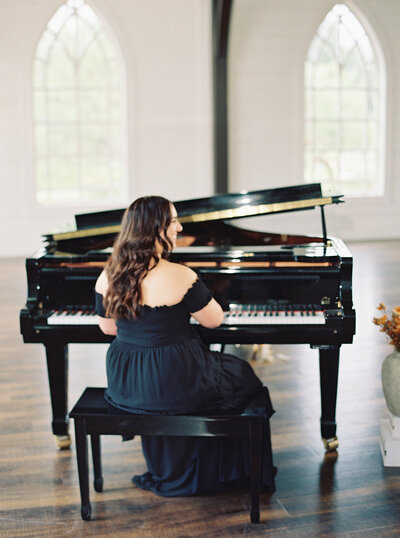 Mikaela Kahn live wedding vocalist playing the piano