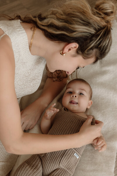 newborn fotograaf - gezinsfotograaf - zwangerschapsfotografie - videograaf - Sint-Niklaas - Pictures by Jess - Mama en baby shoot - videograaf