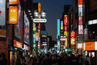 Bright neon signs lighting up the bustling streets of Shibuya at night in Tokyo ©Stephanie Dosch | theViatrix Curated Japan Itinerary