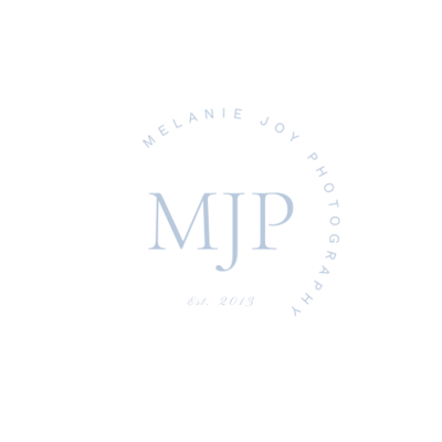 Light blue circle logo for Melanie and Tyler photography.