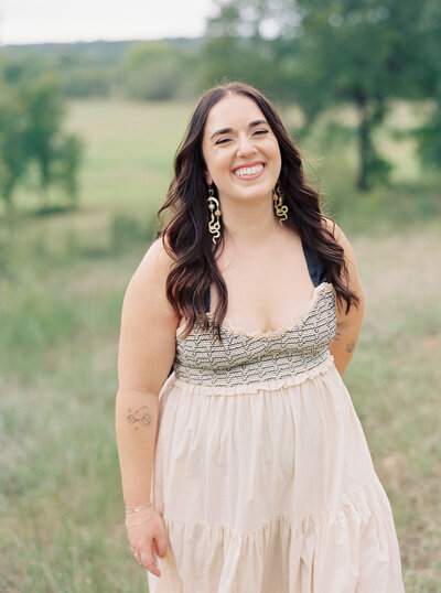 Mikaela Kahn live wedding vocalist in a field
