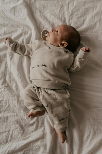 bébé qui fait du yoga