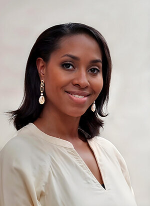 Photo de Bénédicte, femme noire élégante avec blouse couleur crème.