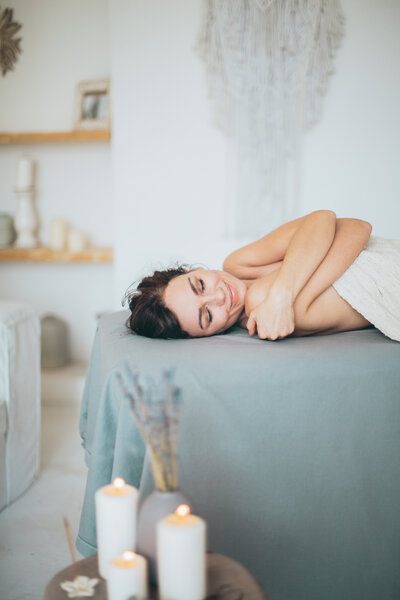 femme heureuse après accompagnement bine-être sur mesure harmonie et vous