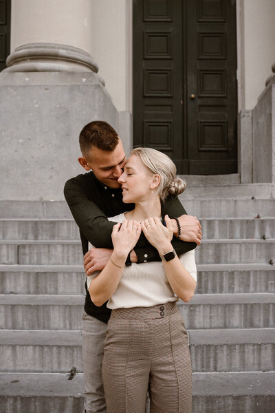 Man en vrouw op de trap van het stadhuis in Dordrecht