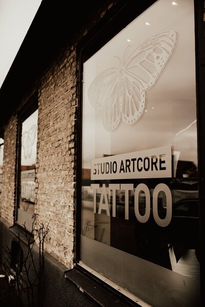 Fönster till tatueringsstudion Studio Artcore Tattoo i Båstad.