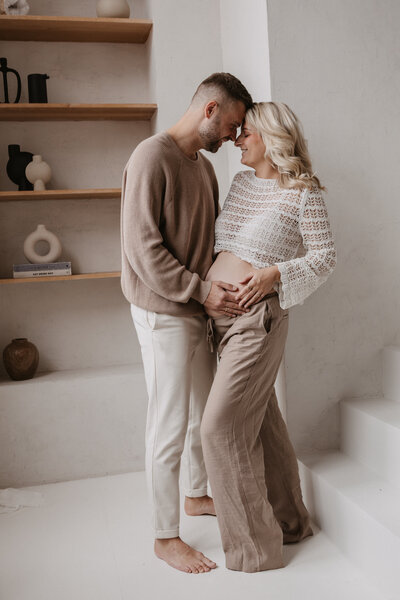 Stel knuffelt en lacht samen tijdens lifestyle fotoshoot