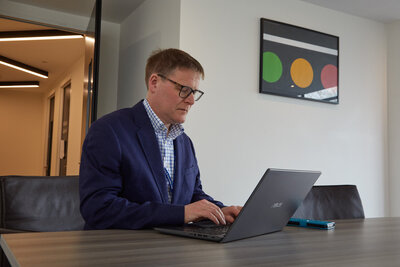 Image of Dr Matt Williams on his laptop linking to the evidence supporting Optunes effectiveness