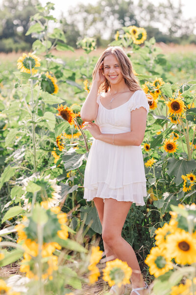 highschool-senior-girl-sunflowerfield