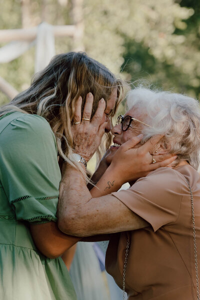 Ontdek de tijdloze schoonheid van documentaire bruiloftsfotografie, vastgelegd door Myrinne Snoek Fotograaf