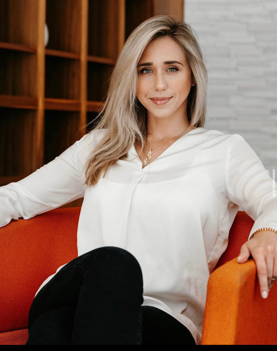 Portrait of Nasreen, certified coach supporting women through intentional transformation with breathwork.