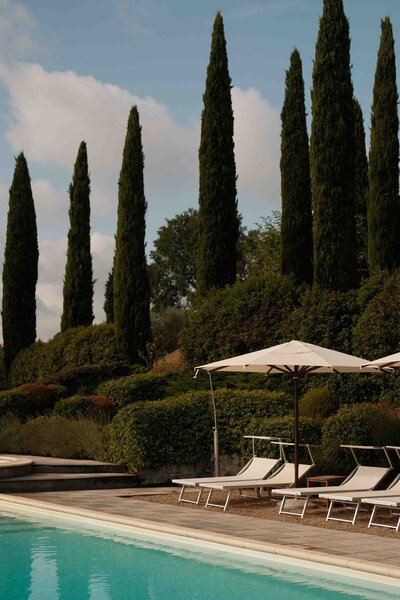 Zwembad in Italiaanse sferen tijdens trouwweekend in Toscane