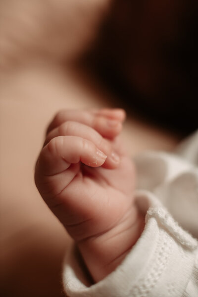 Detailfoto van babyhand tijdens fotoshoot in Spijkenisse