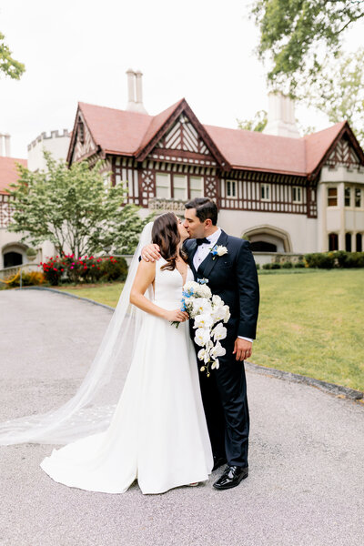 Bride and Groom kiss in front of Callanwolde in Atlanta | Sara Divine Wedding Planning | Maddie Moore Photo