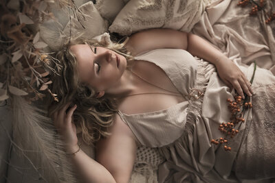 Portrait de femme qui a les yeux fermés et vêtue d'une robe bohème