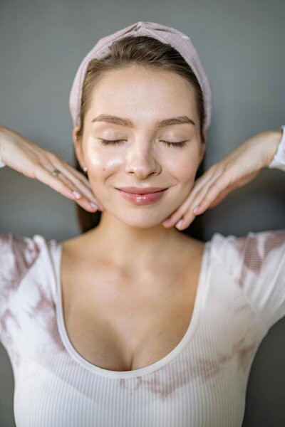 Face Yoga, a gentle method to awaken your natural glow
