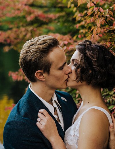 fall wedding with couple kissing oregon park