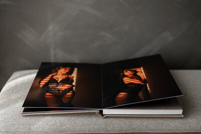 Binnenkant van een exclusief boudoir album, geopend met zicht op twee pagina’s