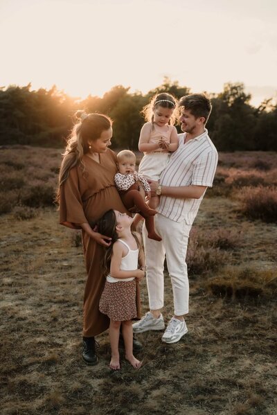 Gezinsshoot tijdens golden hour