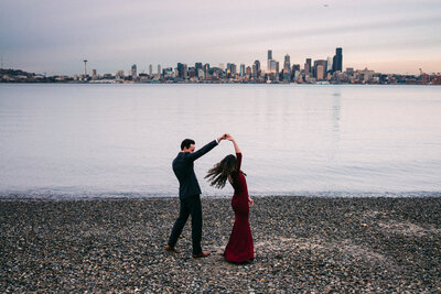 photographer takes engagement photos in seattle at alki beach