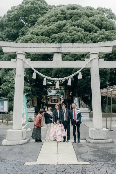 神社の鳥居の前で撮影する3歳七五三の家族写真