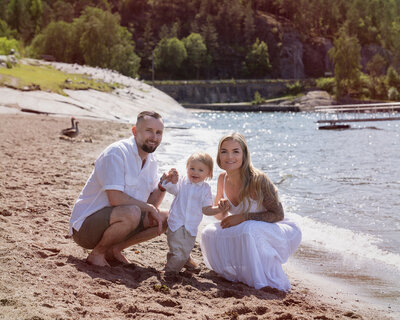 Familiebilde tatt i naturlig lys under en fotoshoot i Oppegård