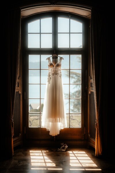 getting-ready-fotografie-brautkleid-vor-grossem-fenster-st-charles-hall-meggen