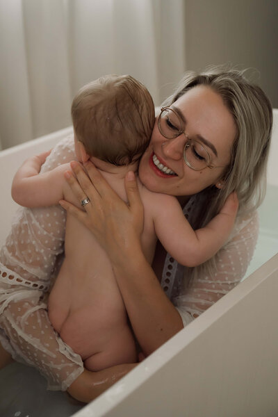 Mama in bad met haar kleintje