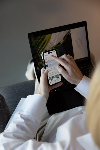 Laptop en iphone scherm met CSR vragenlijst stressklachten waarmee de voortgang re-integratie wordt gemonitord na uitval van werk.