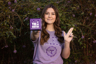 senior-girl-repping-tarleton-guns-up