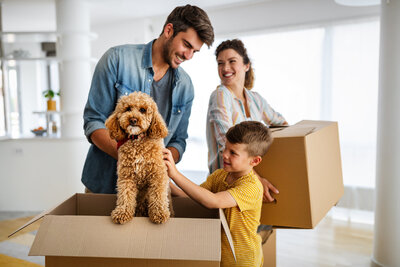 family-unpacking-cardboard-boxes-at-new-home-MCEGPR8