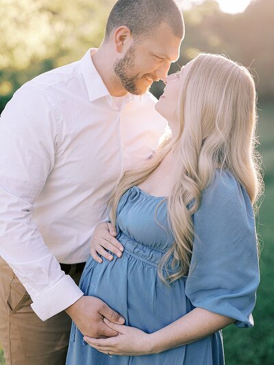 Alex and Lydia hugging at Morven Park in Leesburg Virginia captured by Sarah Botta Photography