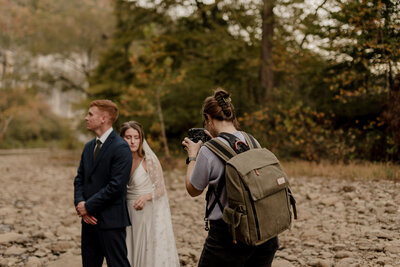 Arkansas wedding photographer capturing the couple