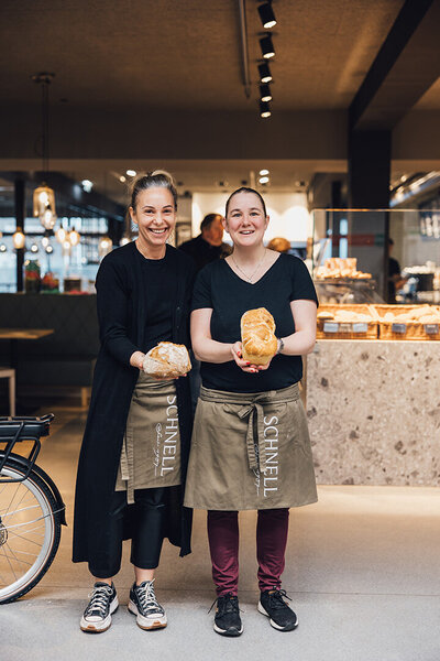 Filialleiterin Anja beim SCHNELL in Thüringen mit einem Café Latte in der Hand
