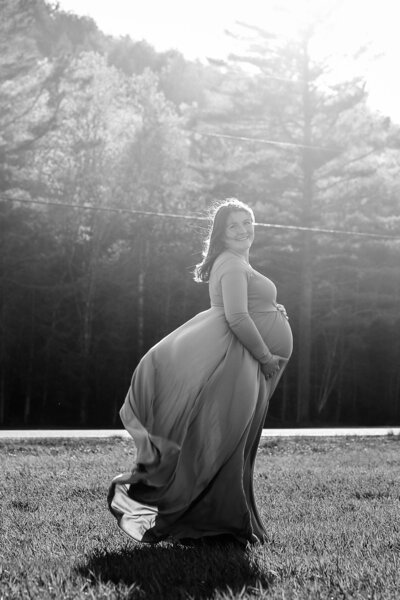 Black & White Photo of Expecting Mom holding belly | Maternity Photography