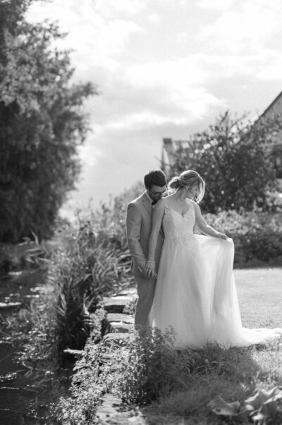 Le couple de nouveaux mariés pose sur le bord de l'eau à la Plaza Rive-Sud