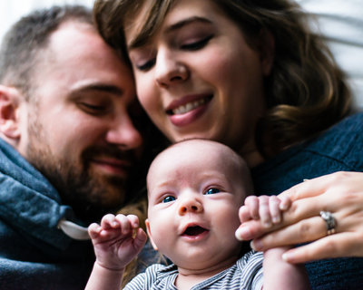 Family with newborn cuddle in bed, Lynnwood