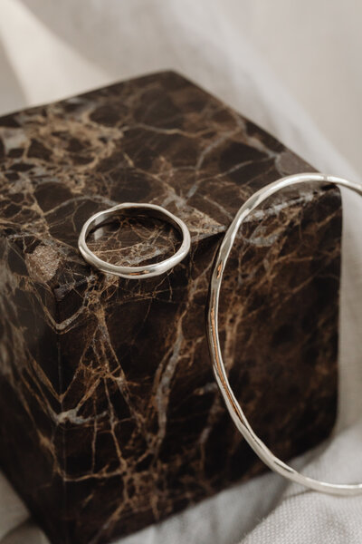 kaboompics_silver-jewelry-wood-and-marble-29610