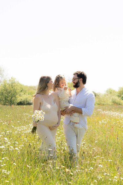 Séance photo au coucher de soleil dans les champs et en famille 