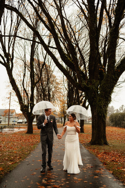 Oregon Fall Wedding With Umbrellas Angie Rich Photography