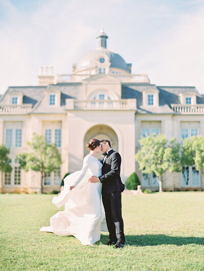 photo of bride and groom at The Olana wedding venue in Dallas Texas