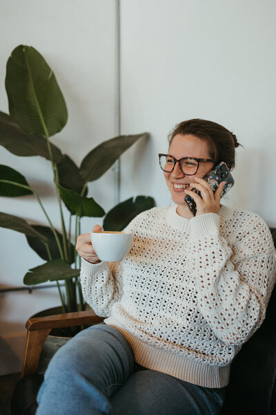Mckayla of the comma mama co getting on a phone call to discuss a potential white label SEO offer and partnership