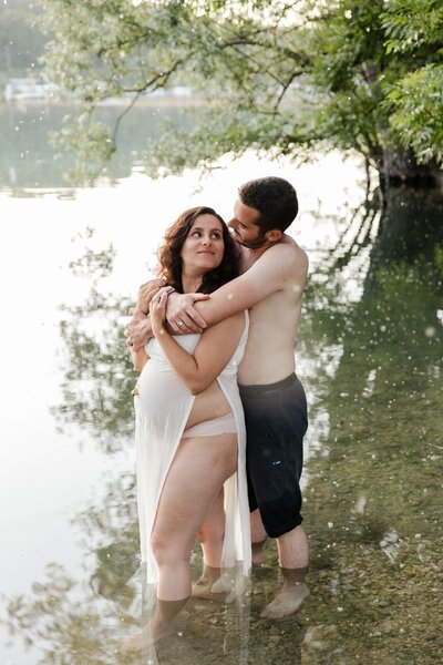 Photo de couple pendant la séance grossesse de Marilou au lac de Paladru avec Studio Sensigraphie photographe maternité la tour du pin et bourgoin jallieu